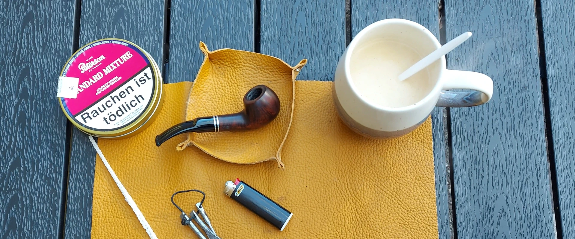 Pijp en koffie op tafel